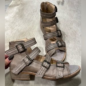 Gimmicks Buckle Sandals